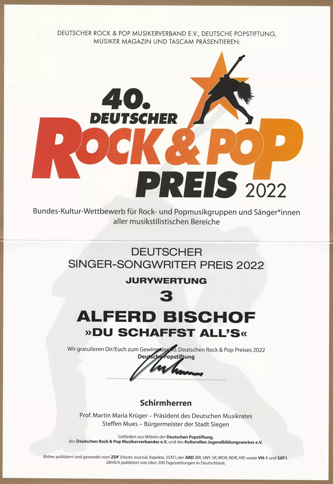 Alfred Bischof erhält beim 40. Deutschen Rock & Pop Preis 2022 den Deutschen Singer-Songwriter Preis für das Lied „Du schaffst all's“