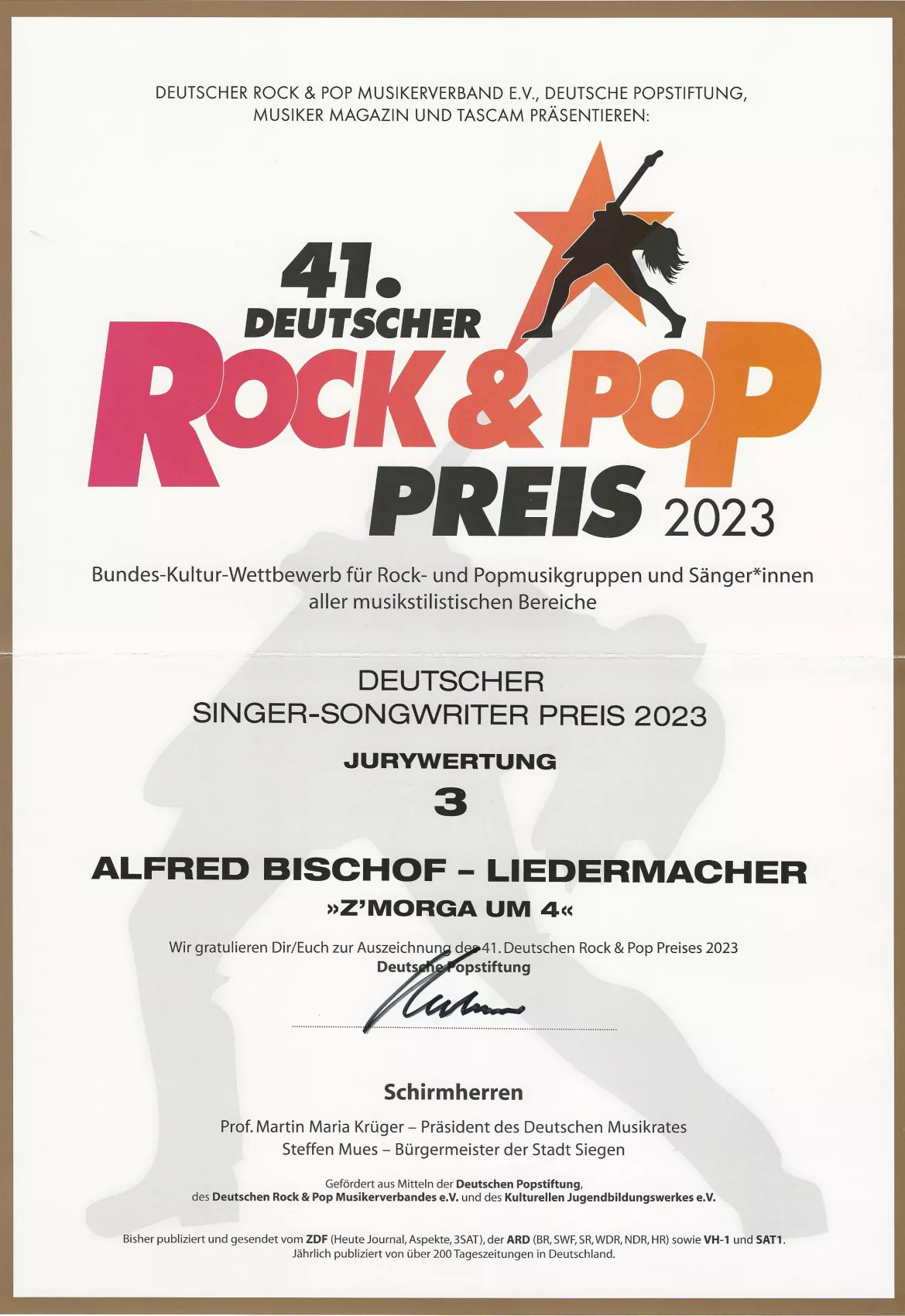 Alfred Bischof erhält beim 41. Deutschen Rock & Pop Preis 2023 den Deutschen Singer-Songwriter Preis für das Lied „z'Morga um 4“