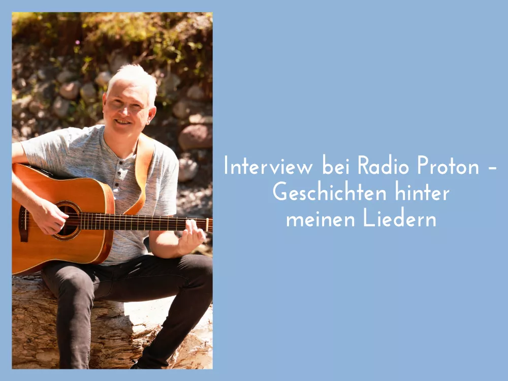 Alfred Bischof lächelnd in der Natur mit Gitarre, Text: „Interview bei Radio Proton – Geschichten hinter meinen Liedern“ Alfred Bischof lächelnd in der Natur mit Gitarre, Text: „Interview bei Radio Proton – Geschichten hinter meinen Liedern“