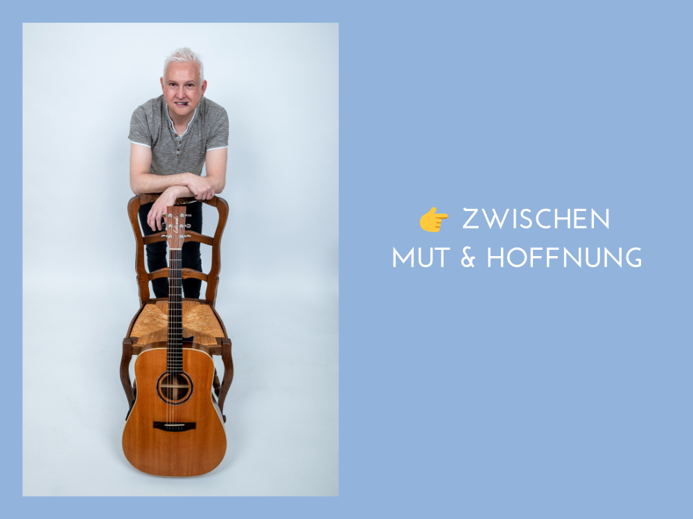 Alfred Bischof lächelnd in der Natur mit Gitarre, Text: „Interview bei Radio Proton – Geschichten hinter meinen Liedern“