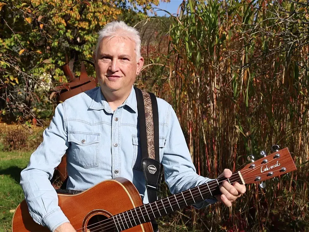 Bischof Alfred, solo mit Gitarre in der Natur – echte Musik, die berührt Bischof Alfred, solo mit Gitarre in der Natur – echte Musik, die berührt