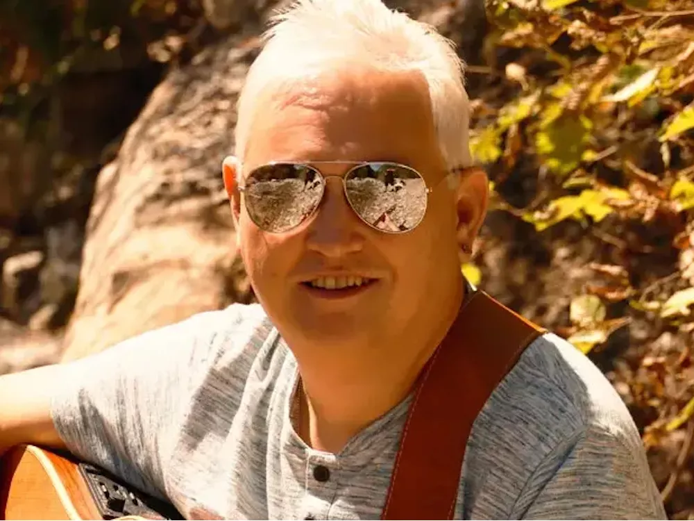 Liedermacher Alfred Bischof mit Gitarre draußen – Natur, Musik und ehrliche Worte Liedermacher Alfred Bischof mit Gitarre draußen – Natur, Musik und ehrliche Worte