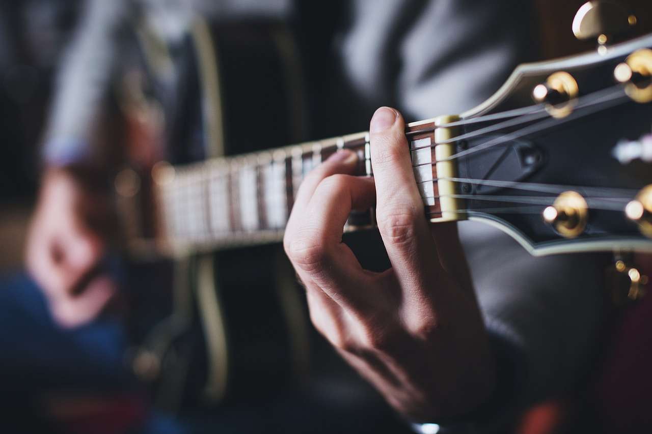 VHS Schulen Vorarlberg, Gitarrenlehrer Alfred Bischof Liedermacher, Musikger