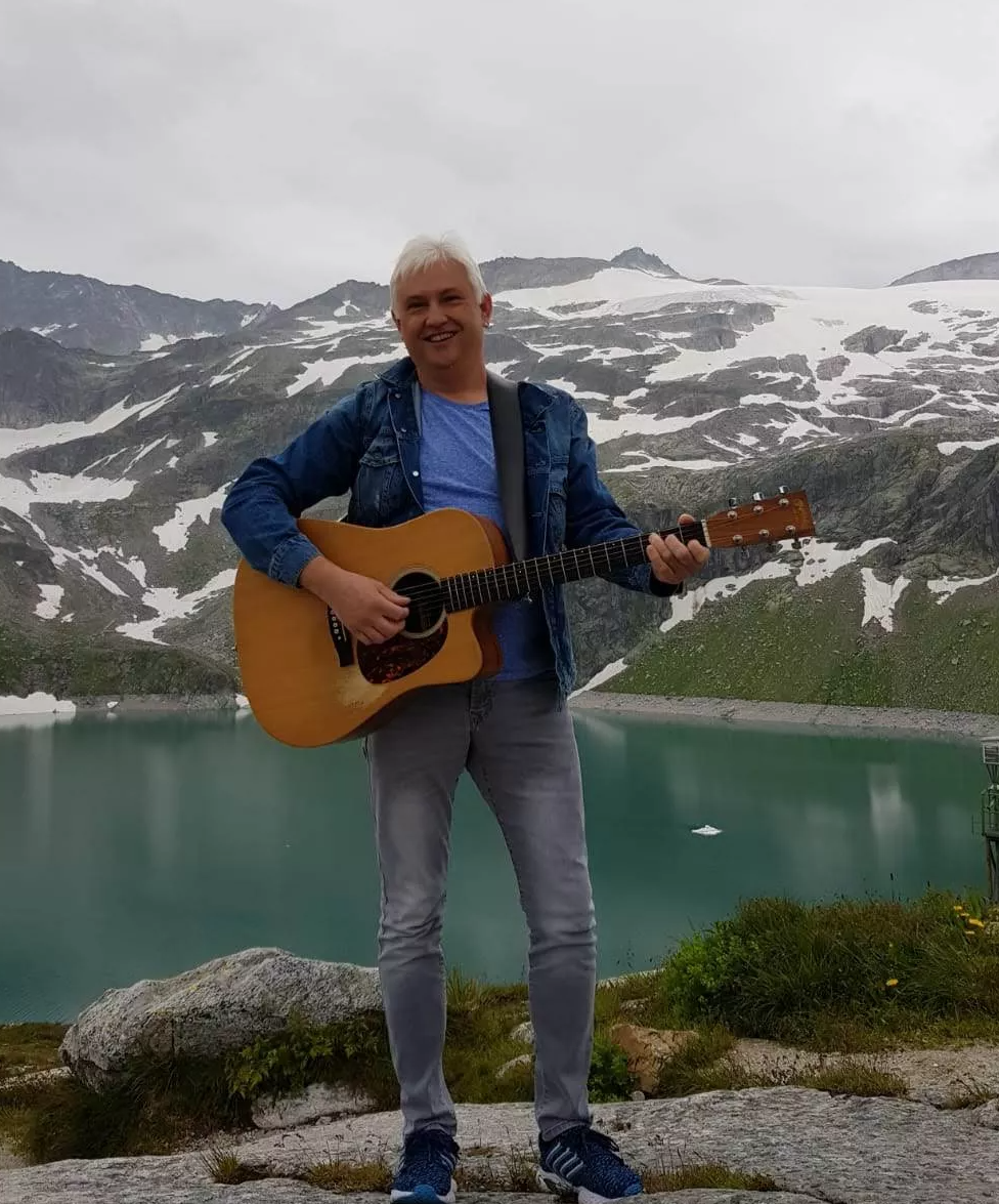 Alfred Bischof, Liedermacher, Gitarrenlehrer, einfach buchen, Unterricht, Volkshochschule, Bregenz, Hohenems, Götzis, Bludenz, Vorarlberg