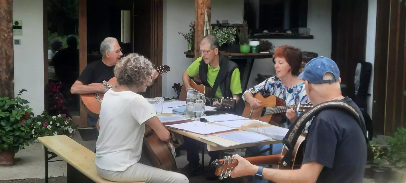 gitarrenkurs, Liedbegleitung, Lagerfeuer, Alfred Bischof Liedermacher, Gitarrenlehrer