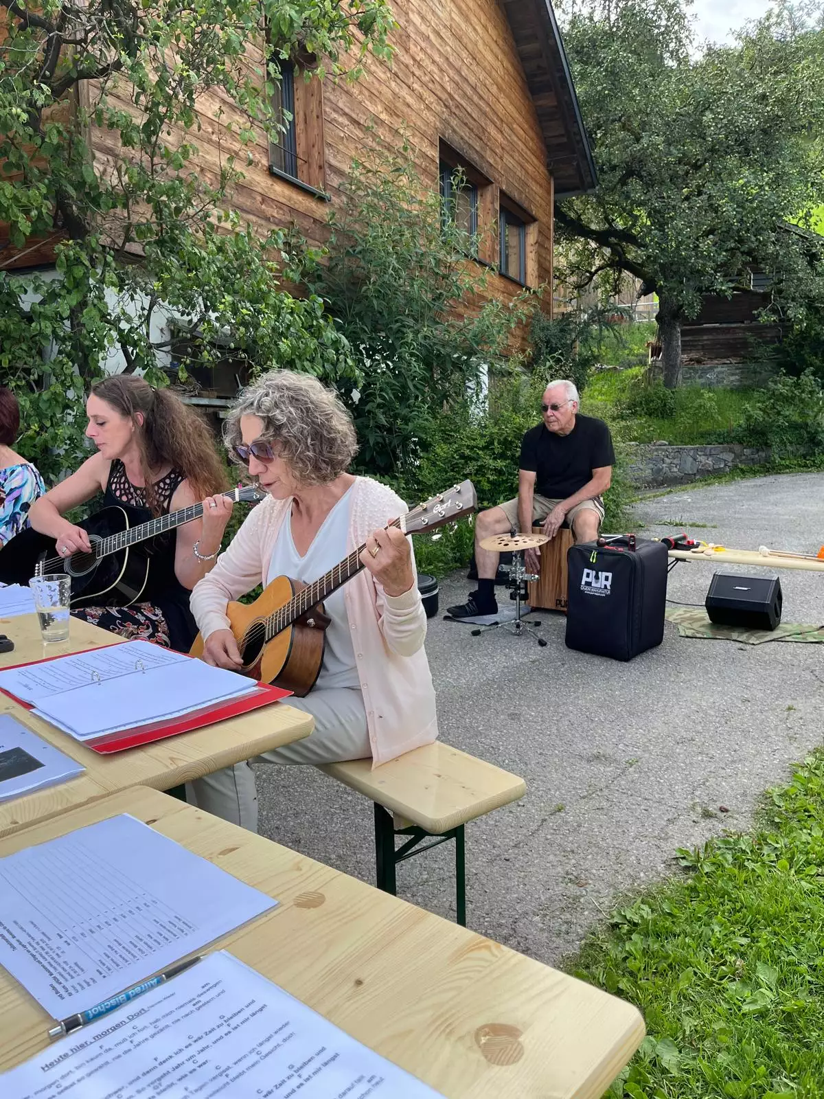 gitarrenkurs, Liedbegleitung, Lagerfeuer, Alfred Bischof Liedermacher, Gitarrenlehrer