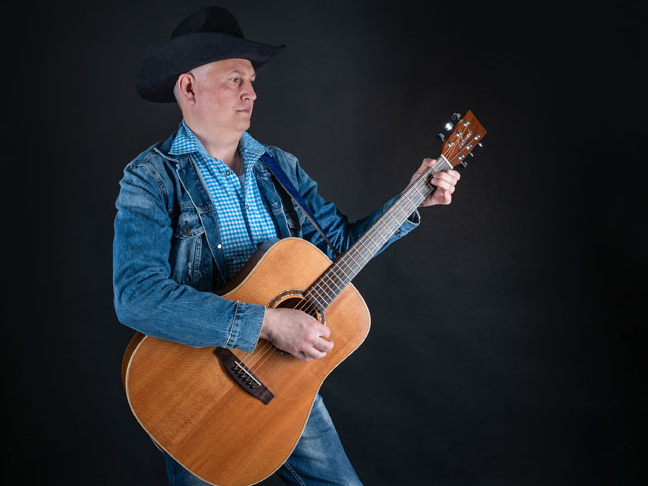 Alfred Bischof-Liedermacher live im Palast in Hohenems Alfred Bischof-Liedermacher live im Palast in Hohenems