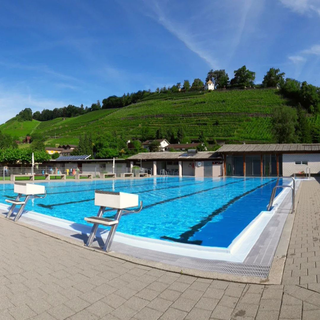 „Blick auf das Schwimmbad Weier in Widnau – Veranstaltungsort des Sommerkonzerts von Bischof – Liedermacher am 12. Juli 2025“